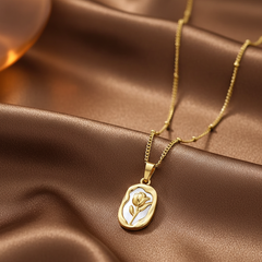 Éternelle Rose Charm